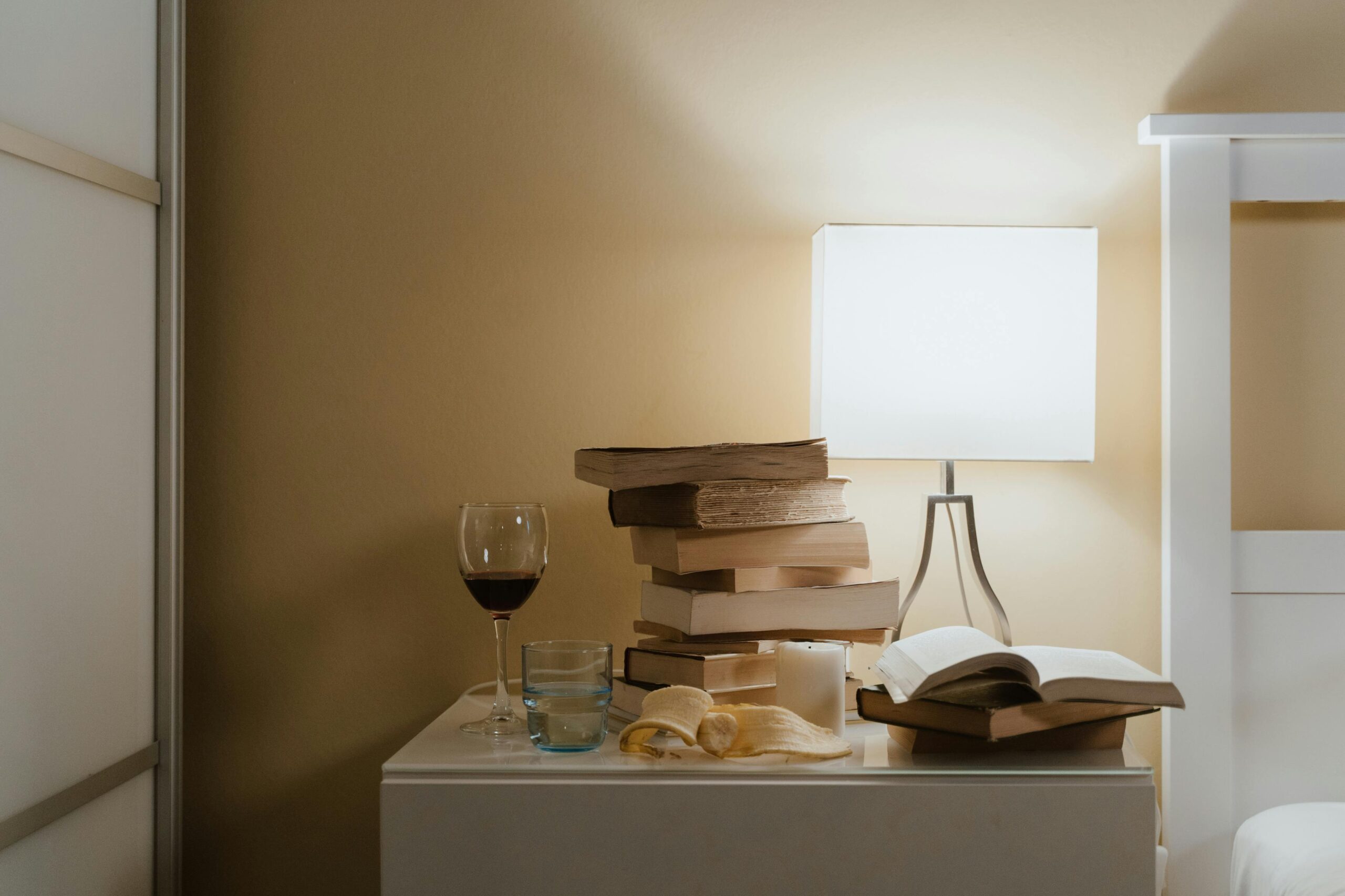 Lampa stołowa szklana – subtelna elegancja w Twoim domu