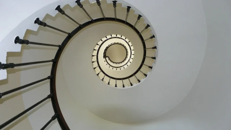 Schody policzkowe: eleganckie balustrady i drzwi loftowe