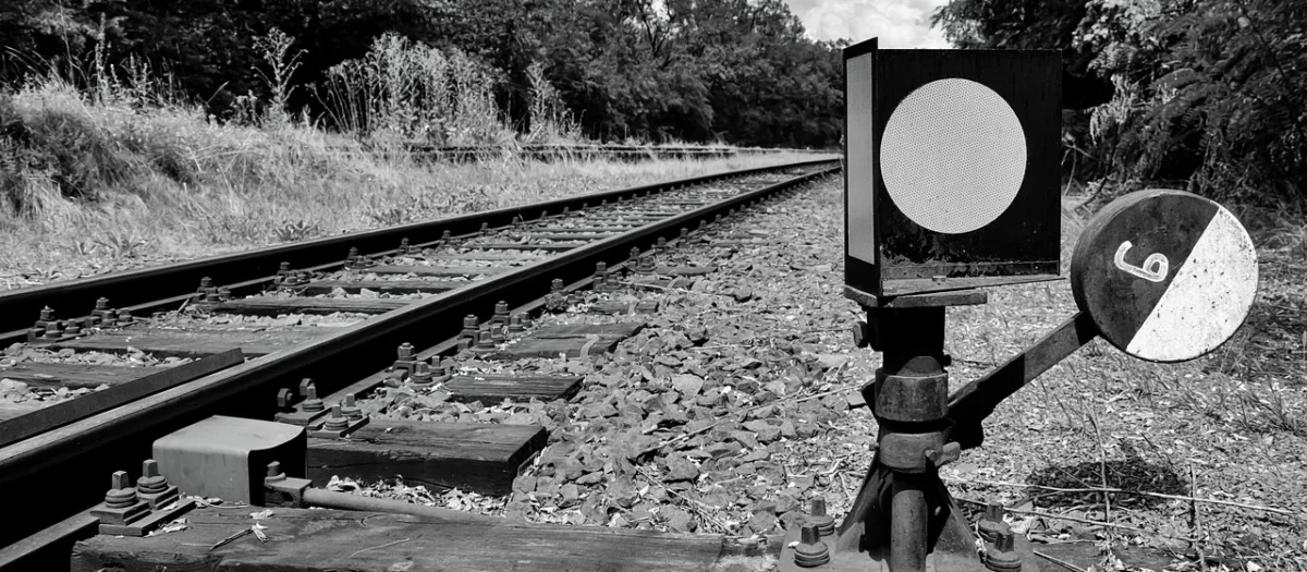 Beliani Metalowe łóżko ze stelażem 140×200 cm zdobione wezgłowie i zanóżek czarne Rodez
